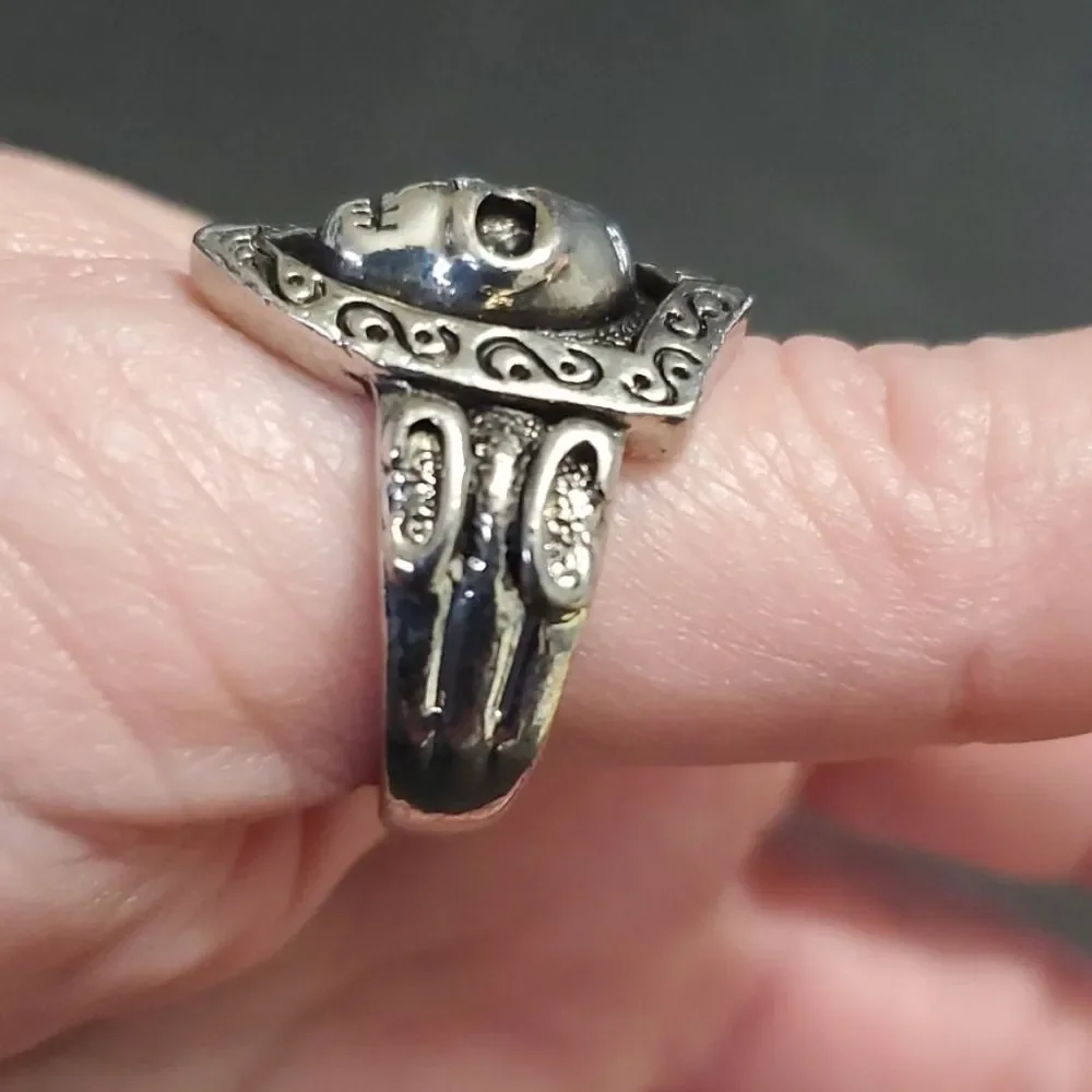 Silver tone skull ring approx size 9